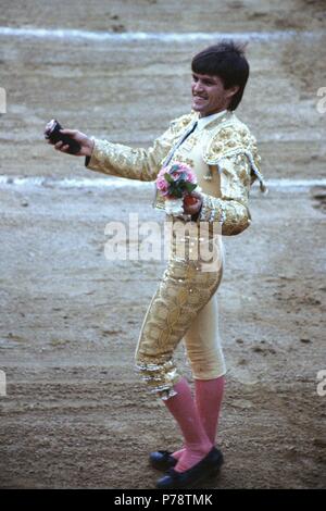 ESPARTACO JUAN ANTONIO RUIZ MATADOR DE TOROS ESPAÑOL. ESPARTINAS 1962 - año 1988 VUELTA AL RUEDO CON DOS OREJAS EN LAS MANOS;. Stockfoto