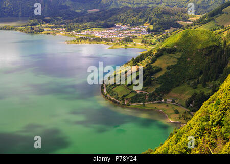 Lagoa das Sete Cidades, Twin Lakes in Sao Miguel, Azoren Stockfoto