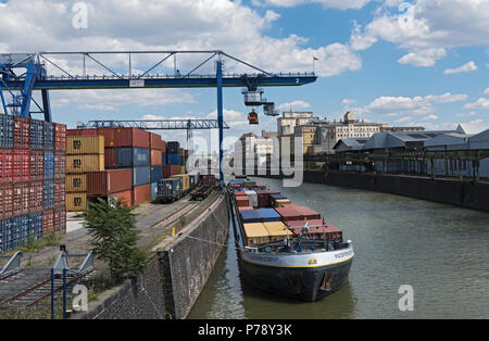 Container in einem Container Handling Kran im Osthafen, Frankfurt, Deutschland Stockfoto