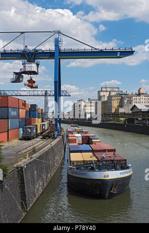 Container in einem Container Handling Kran im Osthafen, Frankfurt, Deutschland Stockfoto