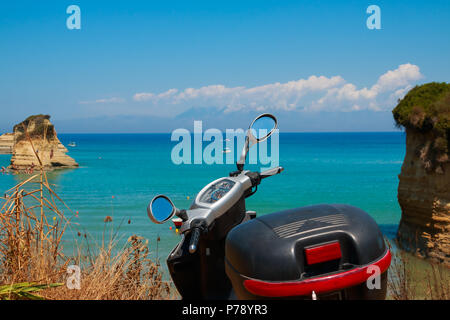 Motorroller, Motorrad an der schönen Küste geparkt mit atemberaubenden Blick auf die Lagune, Golf Azure. aktiven Sommerurlaub Konzept. Mieten jede Beförderung auf ihren Urlaub. Scooter am Strand Stockfoto