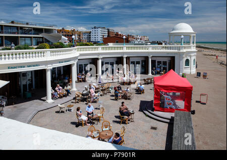 Die Kolonnade (aka King George V Kolonnade) an der Strandpromenade in Bexhill, wurde vor über 100 Jahren erbaut und ist ein Denkmalgeschütztes Gebäude Stockfoto