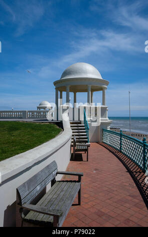 Die Kolonnade (aka King George V Kolonnade) an der Strandpromenade in Bexhill, wurde vor über 100 Jahren erbaut und ist ein Denkmalgeschütztes Gebäude Stockfoto