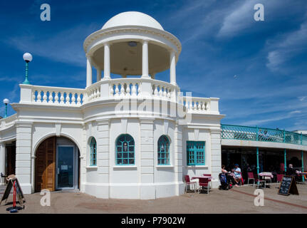 Die Kolonnade (aka King George V Kolonnade) an der Strandpromenade in Bexhill, wurde vor über 100 Jahren erbaut und ist ein Denkmalgeschütztes Gebäude Stockfoto