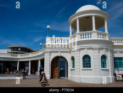 Die Kolonnade (aka King George V Kolonnade) an der Strandpromenade in Bexhill, wurde vor über 100 Jahren erbaut und ist ein Denkmalgeschütztes Gebäude Stockfoto