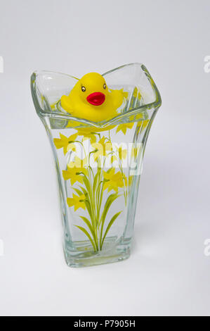 Rubber Duck in einem Glas Vase. Stockfoto