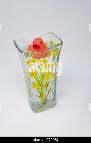 Rubber Duck in einem Glas Vase. Stockfoto