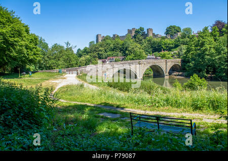 Sonnige Landschaft an Ludlow Castle und Dinham Brücke. Stockfoto