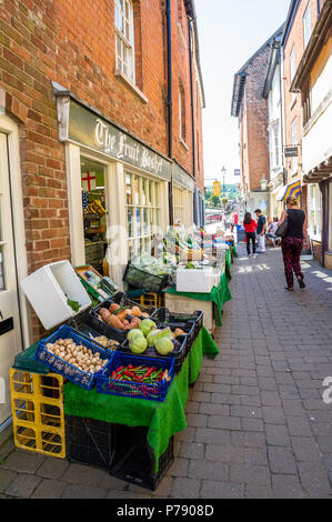 Obst und Gemüse für den Verkauf außerhalb der Shop. Stockfoto