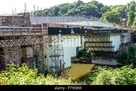 Abraham Darby III weltweit ältesten single-span gusseisernen Brücke an Ironbridge in Shropshire in Gerüst abgedeckt und Folien für eine multi Million po Stockfoto