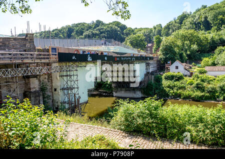 Abraham Darby III weltweit ältesten single-span gusseisernen Brücke an Ironbridge in Shropshire in Gerüst abgedeckt und Folien für eine multi Million po Stockfoto