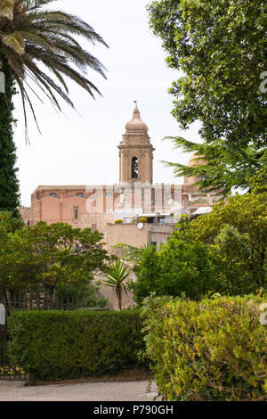 Italien Sizilien mittelalterliche Stadt Erice auf dem Monte San Giuliana Kult der Venus Erycina dome Bell Tower View Chiesa di S Giuliano St Saint Kirche Stockfoto