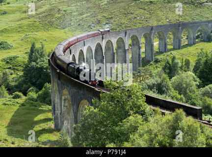 Die jacobite Express auch als Hogwarts Express bekannt, durchquert das glenfinnan Viadukt auf der Route zwischen Fort William und Mallaig. Stockfoto