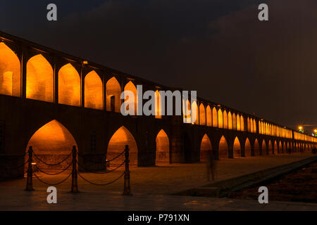 Ein Blick auf das beleuchtete atemberaubende Khajou Khaju Brücke in Isfahan, Iran über den ausgetrockneten Flussbett des Zayandeh River. Stockfoto