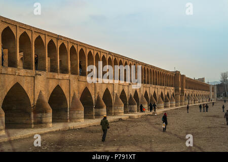 Die atemberaubende Khajou Khaju Brücke in Isfahan, Iran über den ausgetrockneten Flussbett des Zayandeh River. Stockfoto