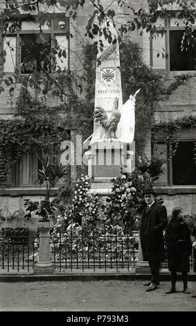 47 Monumento a los Caídos en la Primera Guerra Mundial situado en la escuela Francesa (1 de 1) - Fondo Car-Kutxa Fototeka Stockfoto
