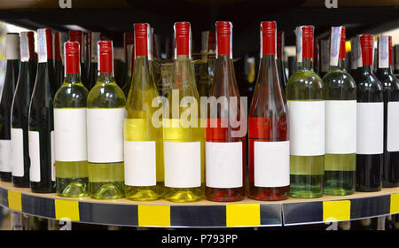 Rot- und Weißweine in Flaschen im Wein-shop Stockfoto