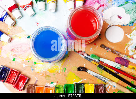 Bunte Farben, Pinsel, Palette, Wasser. Schreibtisch, Arbeitsplatz Künstler. . Zeichnung Konzept. Hintergründe Art.-Ansicht von oben, flach Stockfoto