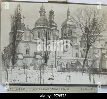 Englisch: Foto von der Ukraine aus einem Album eines unbekannten deutschen Soldaten während des Ersten Weltkrieges English genommen: Fotos aus dem Nachlaß eines Soldaten einer Sächsischen Straßenbaukompagnie an der Ostfront: Polen - Rußland - Ukraine - Weißrußland. :. 1 Januar 1919, 00:00 7 Ukraine, Kiew, Sophien Kathedrale, Vorderansicht, Foto 1918 Stockfoto