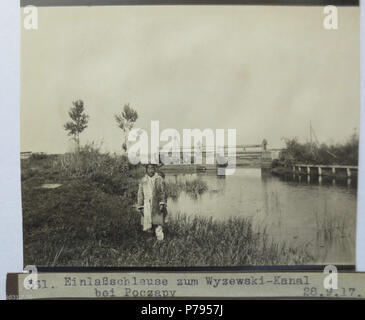 Englisch: Foto von der Ukraine aus einem Album eines unbekannten deutschen Soldaten während des Ersten Weltkrieges English genommen: Fotos aus dem Nachlaß eines Soldaten einer Sächsischen Straßenbaukompagnie an der Ostfront: Polen - Rußland - Ukraine - Weißrußland. :. 1 Januar 1919, 00:00 7 Ukraine, Poczapy, Schleuse zum Wyzewski-Kanal, Foto 1917 (4087) Stockfoto