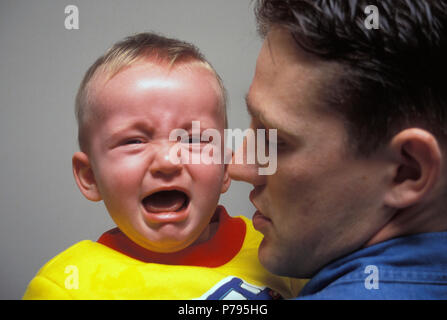 Vater Holding Baby weinen Stockfoto