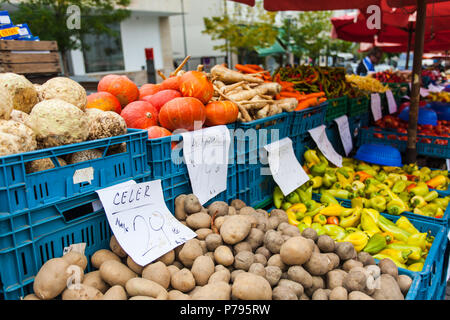 Kunststoffkästen mit Kartoffeln, Paprika und anderes Gemüse auf dem Zähler. Stockfoto