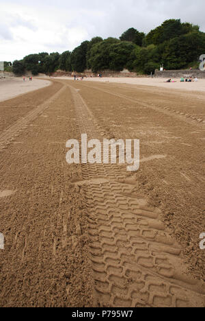 Reifenspuren im Sand nach einem Traktor mit zum Strand bei Barry Island gereinigt, South Wales Stockfoto