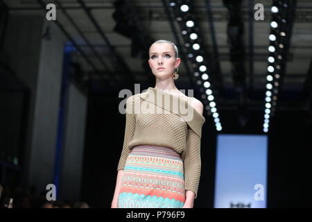 Berlin, Deutschland. 04. Juli 2018. Berlin: Das Foto zeigt Modelle auf dem Laufsteg mit der Kollektion Frühjahr/Sommer 2019 der Designer RIANI Credit: Simone Kuhlmey/Pacific Press/Alamy leben Nachrichten Stockfoto