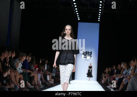 Berlin, Deutschland. 04. Juli 2018. Berlin: Das Foto zeigt Modelle auf dem Laufsteg mit der Kollektion Frühjahr/Sommer 2019 der Designer RIANI Credit: Simone Kuhlmey/Pacific Press/Alamy leben Nachrichten Stockfoto