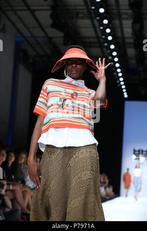 Berlin, Deutschland. 04. Juli 2018. Berlin: Das Foto zeigt Modelle auf dem Laufsteg mit der Kollektion Frühjahr/Sommer 2019 der Designer RIANI Credit: Simone Kuhlmey/Pacific Press/Alamy leben Nachrichten Stockfoto