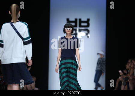 Berlin, Deutschland. 04. Juli 2018. Berlin: Das Foto zeigt Modelle auf dem Laufsteg mit der Kollektion Frühjahr/Sommer 2019 der Designer RIANI Credit: Simone Kuhlmey/Pacific Press/Alamy leben Nachrichten Stockfoto