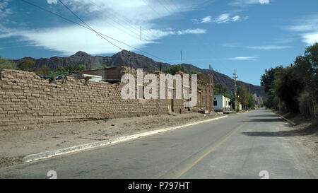 Vinchina, La Rioja, Argentinien - 2018: Blick auf typische Adobe Häuser auf der Stadt Hauptstraße. Die meisten Häuser in dieser ariden Region sind von Adobe. Stockfoto