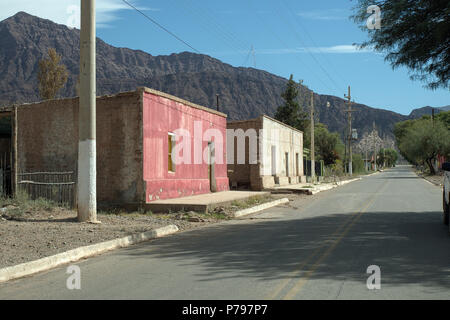 Vinchina, La Rioja, Argentinien - 2018: Blick auf typische Adobe Häuser auf der Stadt Hauptstraße. Die meisten Häuser in dieser ariden Region sind von Adobe. Stockfoto