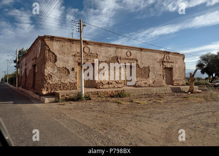 Vinchina, La Rioja, Argentinien - 2018: Blick auf typische Adobe Häuser auf der Stadt Hauptstraße. Die meisten Häuser in dieser ariden Region sind von Adobe. Stockfoto