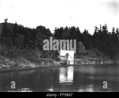. Englisch: Blockhaus von Wasser gesehen, Englisch Camp, San Juan Island, Washington, Ca. 1910. Englisch: Auf der Hülse der Negativen: Englisch Camp Themen (LCTGM): Forts und Befestigungsanlagen - Washington (State) - Englisch Camp Site; verlassene Gebäude - Washington (State) - Englisch Camp Site Themen (LCSH): Englisch Camp Site (Wash.). Um 1910 11 Blockhaus von Wasser gesehen, Englisch Camp, San Juan Island, Washington, ca 1910 (BAR192) Stockfoto