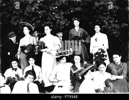 . Englisch: Klasse auf Outing, Point Defiance Park, Tacoma, Washington, 8. Juni 1905. Englisch: Zeigt junge Männer und Frauen, die sich in Blätter für Gruppe Porträt posieren. Auf der Hülse der Negativen: Klasse. Pt. Defiance Park. Juni 8, 1905. Themen (LCTGM): Studenten - Washington (State) - Tacoma; Schule Exkursionen - Washington (State) - Tacoma; Gruppe Porträts Themen (LCSH): Point Defiance Park (Tacoma, Washington). 8. Juni 1905 13. Klasse auf Outing, Point Defiance Park, Tacoma, Washington, 8. Juni 1905 (BAR168) Stockfoto