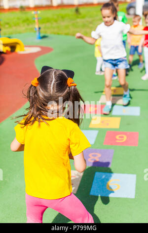 Kinder spielen Hopse auf der Schule Stockfoto