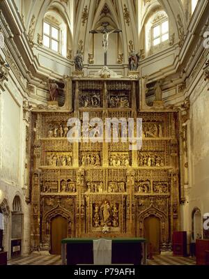 ARTE GOTICO. ESPAÑA. MONASTERIO DE SANTA MARIA DEL PAULAR. Fundado por Juan I de Castilla en el año 1390. Vista allgemeine del RETABLO prebisterio, situado en el tallado de Alabastro y posteriormente policromado. Es Obra de la escuela de Juan Guas, de finales Del Siglo XV y se representan escenas de la Vida de Cristo. Palencia. Comunidad de Madrid. Stockfoto