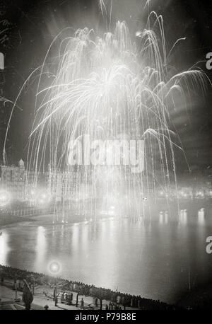 18 Concurso de fuegos artificiales en la Bahía de la Concha (6 de 8) - Fondo Car-Kutxa Fototeka Stockfoto