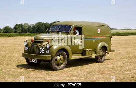 Weltkrieg 2 Chevrolet ambulance an Shuttleworth Militärfahrzeug Parade am 1. Juli 2018 Stockfoto