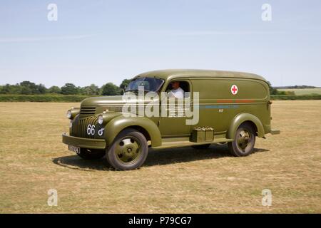 Weltkrieg 2 Chevrolet ambulance an Shuttleworth Militärfahrzeug Parade am 1. Juli 2018 Stockfoto