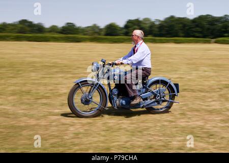 1940 BSA M20 Motorrad in Royal Air Force Farbschema an Shuttleworth Military Pageant Airshow am 1. Juli 2018 Stockfoto