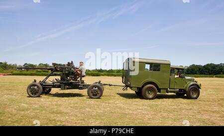 1943 Fordson WOT2H Abschleppen einer Bofors QF 40 mm Flak Stockfoto