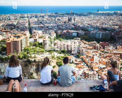 Barcelona, Spanien - 10. September 2017: Blick auf die Touristen beobachten, die Stadt Barcelona von den Bunkern des Karmel Stockfoto