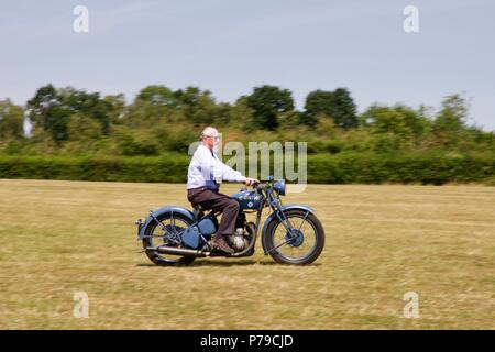 1940 BSA M20 Motorrad in Royal Air Force Farbschema an Shuttleworth Military Pageant Airshow am 1. Juli 2018 Stockfoto