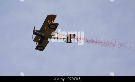 Bristol F 2 B Fighter die Durchführung einer Mohnblume Tropfen an Shuttleworth Military Pageant in Anerkennung des Beitrags unserer Streitkräfte in Vergangenheit und Gegenwart Stockfoto