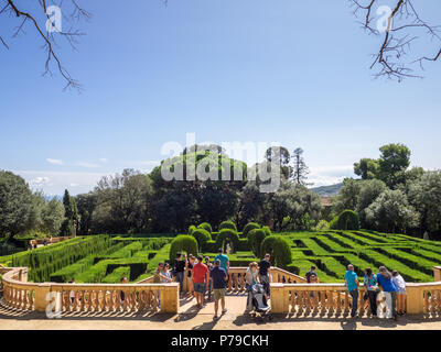 Barcelona, Spanien - 10. September 2017: Blick auf die Touristen ivisiting der Horta Labyrinth. Stockfoto