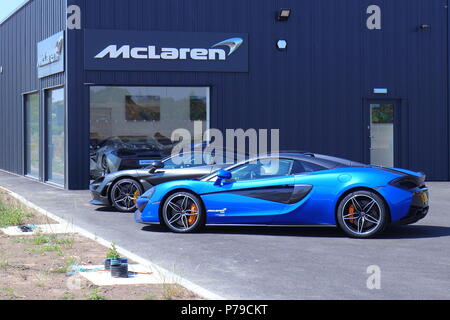 Autos, die auf der neuen Mclaren Sportwagen Showroom im Tempel Grün in der Nähe von Leeds City Centre Stockfoto