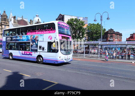 Ein Double Decker Bus durch erste Busunternehmen fährt ein Bus Route auf neue Market Street im Stadtzentrum von Leeds. Stockfoto