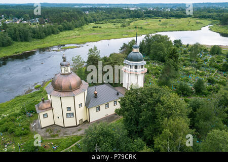 Aus der Vogelperspektive die Vazhinka Fluss und die Orthodoxe Kirche der Auferstehung. Kurpovo Dorf in Vazhinsky städtische Siedlung von Podporozhsky Bezirk Stockfoto